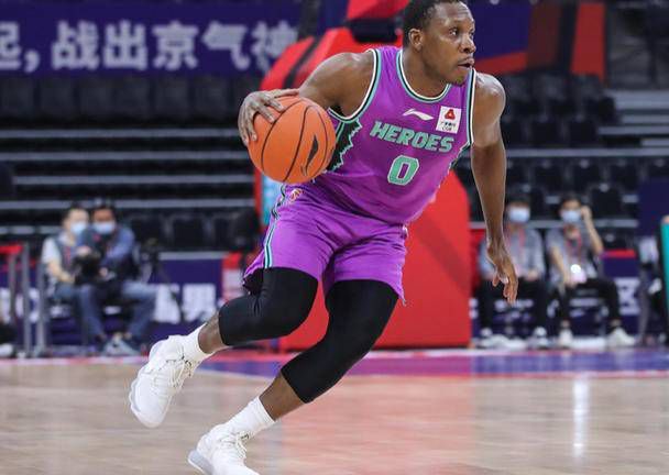 爱德华兹44分小哈达威32分东契奇缺阵森林狼送独行侠连败NBA常规赛激战正酣，西部领头羊森林狼主场迎战独行侠，东契奇此役因左股四头肌酸痛缺阵，独行侠上场不敌骑士，目前18胜13负暂列西部第6位，森林狼22胜7负稳居西部头名。